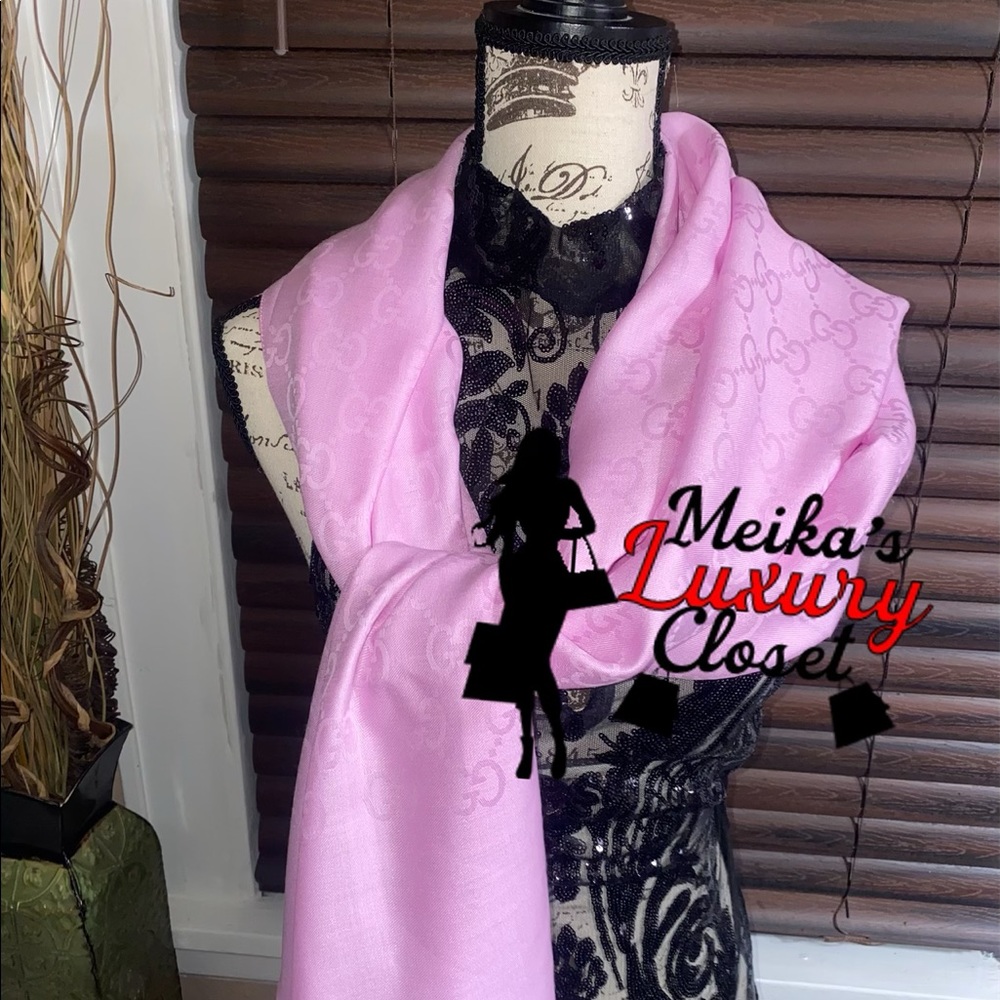 Rare color bnwt Gucci GG shawl scarf pink